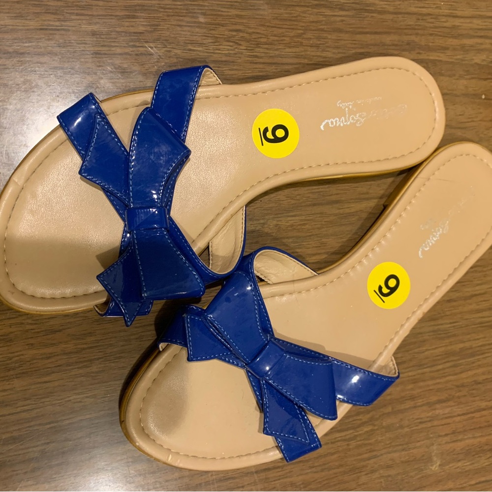 Sotto Sopra Tan Sandals with Royal Blue Bow